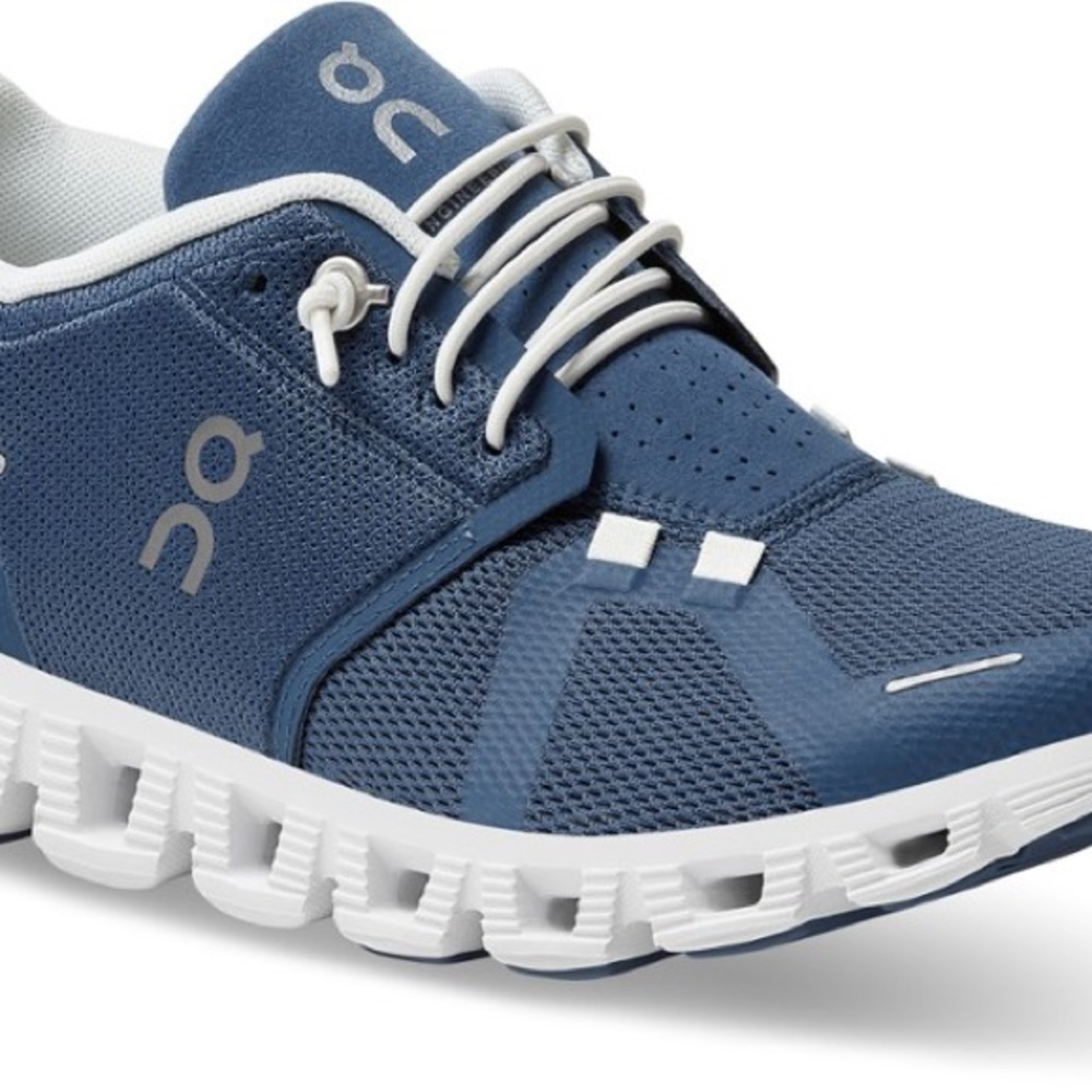 On Cloud running shoes, Women’s size 7, denim and white